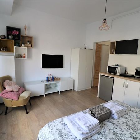 Lovely City Center Apartment - Free Minibar Bukares Bagian luar foto