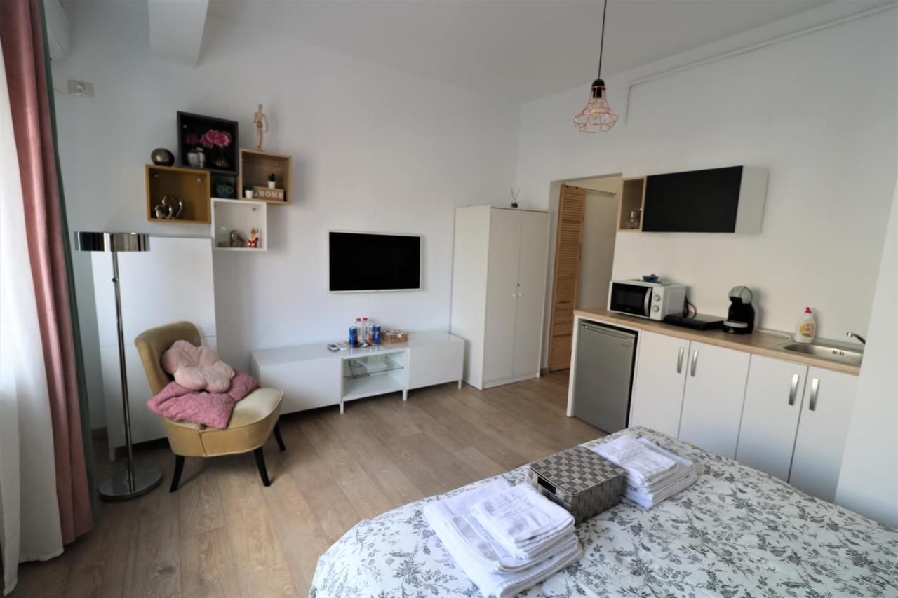 Lovely City Center Apartment - Free Minibar Bukares Bagian luar foto