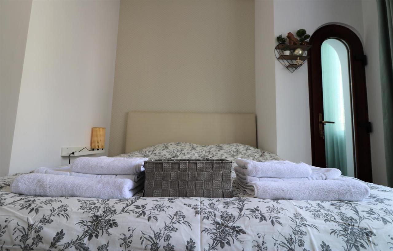 Lovely City Center Apartment - Free Minibar Bukares Bagian luar foto