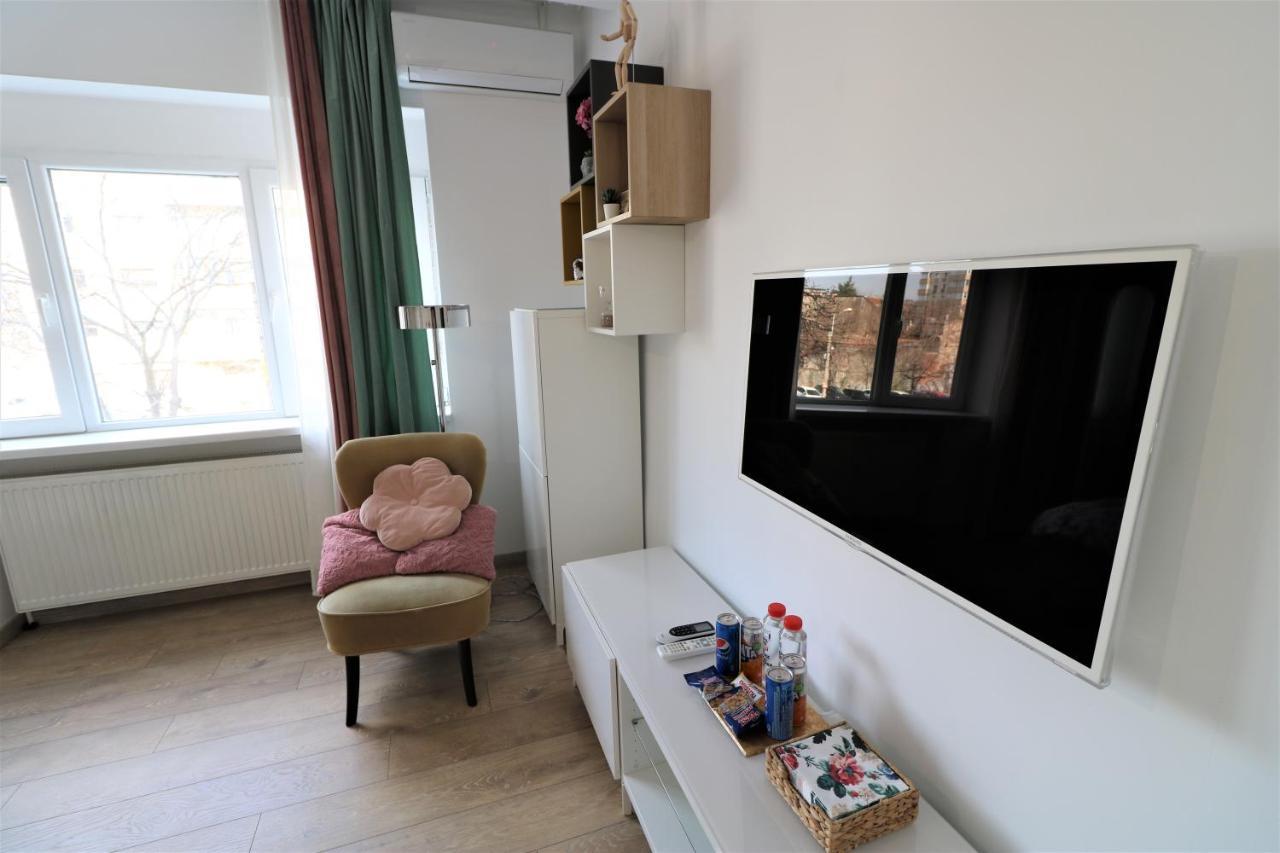 Lovely City Center Apartment - Free Minibar Bukares Bagian luar foto