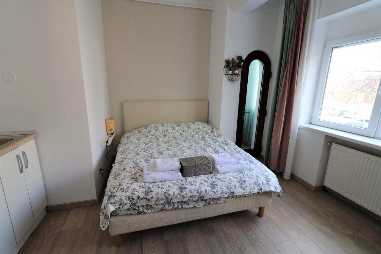 Lovely City Center Apartment - Free Minibar Bukares Bagian luar foto